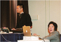 ������DJ�ł���F�l���S���B���ɂ̓u�[�X��݂��A�S�n�悢�o�b�N�~���[�W�b�N����I�����������B